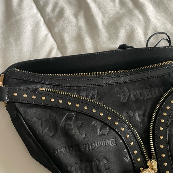 Versace half moon shoulder bag black with studs vintage 90’s - Picture 9 of 16